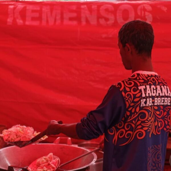 Tanah Bergerak Landa Brebes, Kemensos Salurkan Bantuan dan Dirikan Dapur Umum