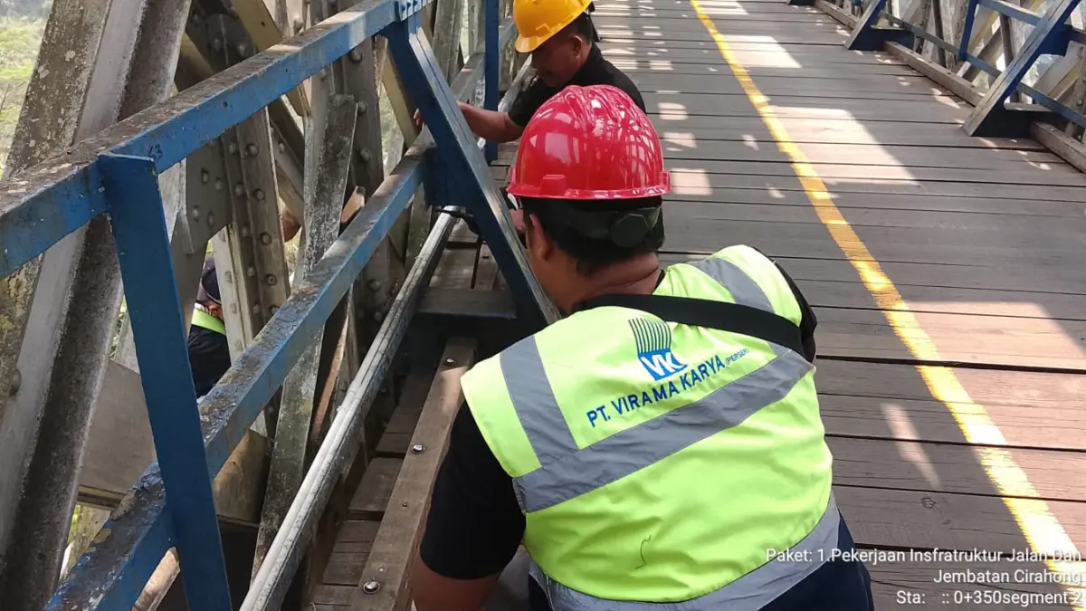 KAI Daop 2 Bandung Bergerak Cepat Lengkapi Baut dan Perbaiki Papan Jembatan Cirahong Untuk Keselamatan