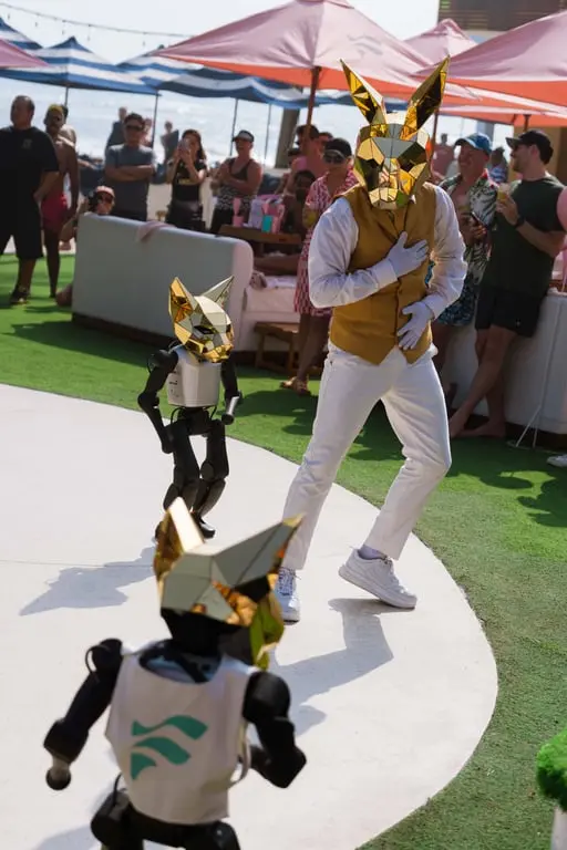 FINNS BEACH CLUB DAN BOTSHIFT HADIRKAN ROBOT HUMANOID DI BEACH CLUB