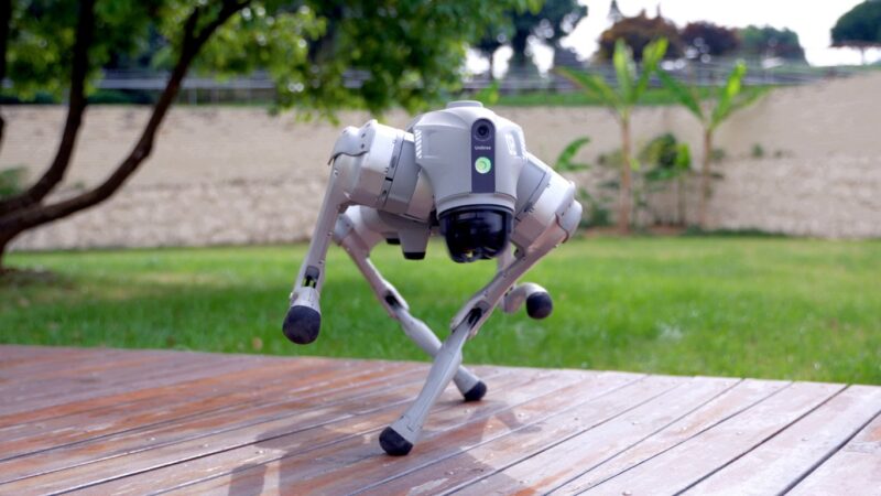 Robot Unitree Go2 untuk Edutainment dan Interaksi Publik