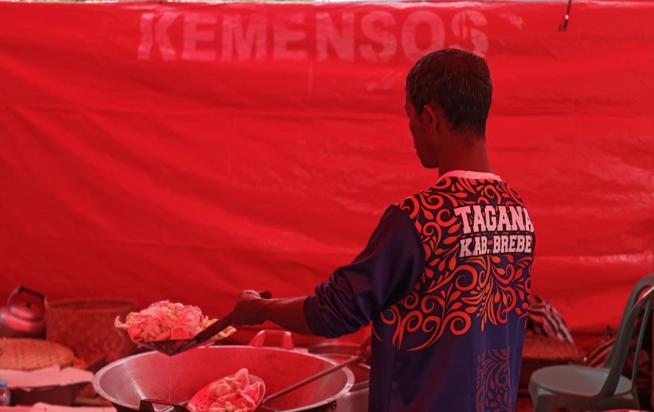 Tanah Bergerak Landa Brebes, Kemensos Salurkan Bantuan dan Dirikan Dapur Umum